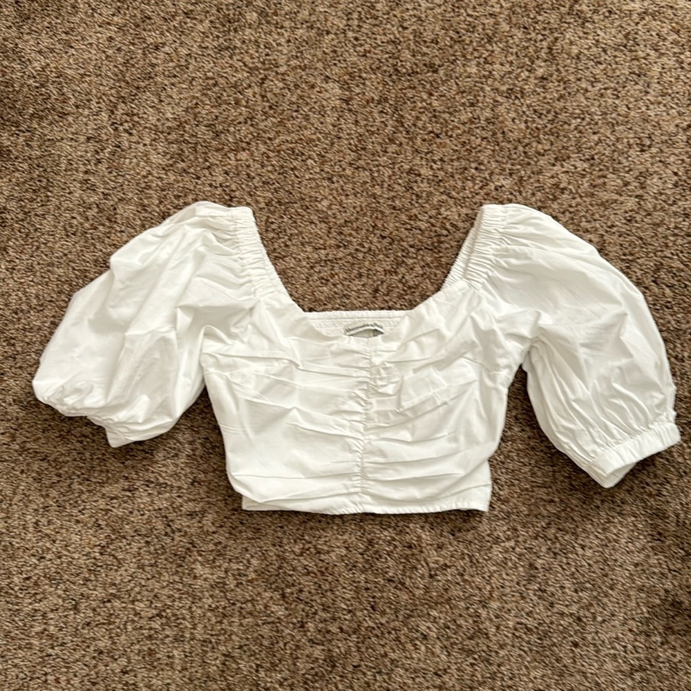 Abercrombie & Fitch crop top with puff sleeves. Size XS. In excellent condition!